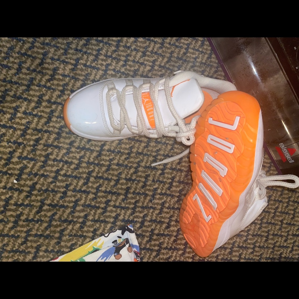 Girls citrus Jordan’s. Size 3y